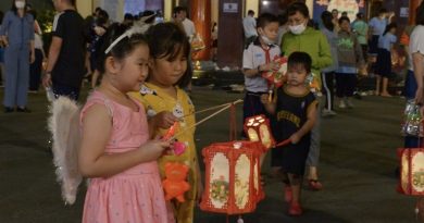 Gần 2.000 em thiếu nhi vui chơi trong “Đêm hội trăng rằm” tại Việt Nam Quốc Tự
